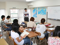 授業中(みんな真剣に先生の話を聞いています)1